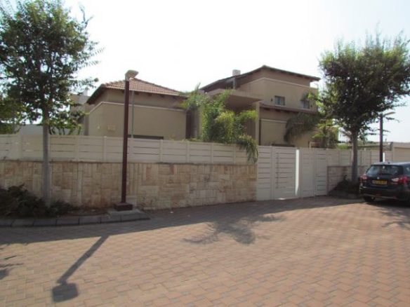 למכירה בצמרות אורנית