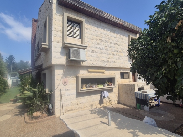 בית למכירה באורנית – חצר גדולה